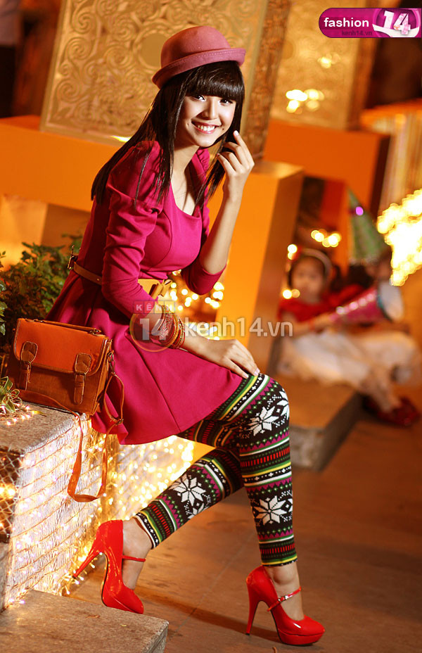 Với Bảo Trân, màu đỏ là màu đặc trưng nhất của Giáng sinh, tuy nhiên không nên lạm dụng gam màu này một cách thái quá bởi nó có thể khiến vẻ ngoài của bạn bị lòe loẹt. Với Bảo Trân, màu đỏ là màu đặc trưng nhất của Giáng sinh, tuy nhiên không nên lạm dụng gam màu này một cách thái quá bởi nó có thể khiến vẻ ngoài của bạn bị lòe loẹt.