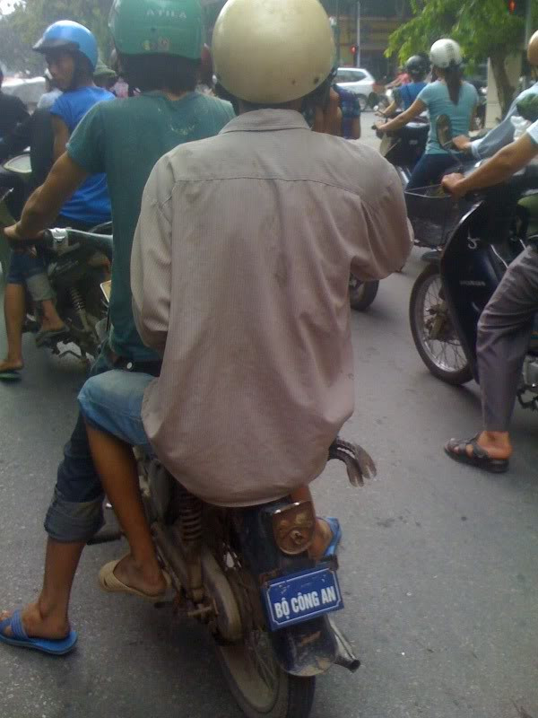 Một cách "chế biển xe" vô cùng độc đáo và "nhiều hiểm họa" của "dân chơi" Một cách "chế biển xe" vô cùng độc đáo và "nhiều hiểm họa" của "dân chơi"