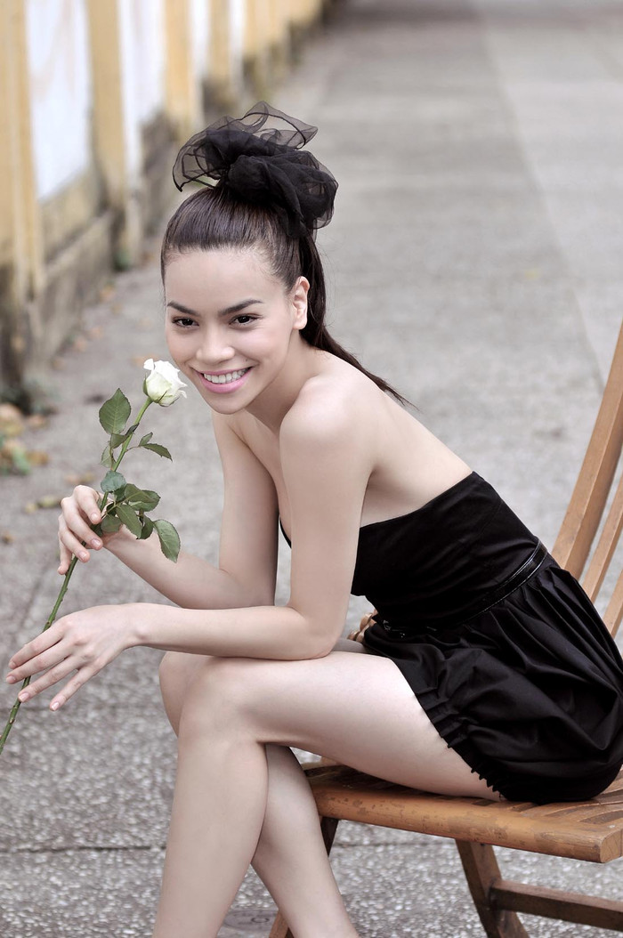 Đứng dậy sau những sóng gió lớn lao của cuộc đời, Hồ Ngọc Hà liên tục khẳng định mình bằng việc cho ra đời liên tục những sản phẩm âm nhạc lớn nhỏ. Điều này giúp cô trở tiếp tục trở lại là nữ ca sĩ hàng đầu trong làng giải trí và phần nào thể hiện sức sự quyết tâm, sự chuyên nghiệp và sức hút không thể chối từ của cô. Cùng với một cậu con trai kháu khỉnh, thông minh và một người bạn đời "đại gia" luôn bên cạnh động viên chia sẻ, có thể nói, mọi thứ của cô ca sĩ này đều rất toàn vẹn. Và 2011 khó có mỹ nhân nào trong làng giải trí có thể thành công hơn mỹ nhân họ Hồ.