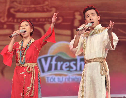 Vượt qua cặp đôi của ông hoàng làng giải trí Đàm Vĩnh Hưng và nhiều cặp đôi khác, Đoan Trang – Trấn Thành đã thực sự chinh phục người hâm mộ bởi phong cách biểu diễn “độc và lạ” nhất quán từ đầu đến cuối. Vượt qua cặp đôi của ông hoàng làng giải trí Đàm Vĩnh Hưng và nhiều cặp đôi khác, Đoan Trang – Trấn Thành đã thực sự chinh phục người hâm mộ bởi phong cách biểu diễn “độc và lạ” nhất quán từ đầu đến cuối.