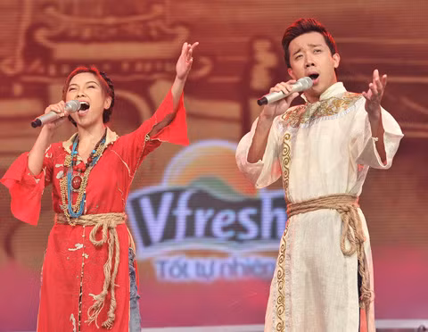 Vượt qua cặp đôi của ông hoàng làng giải trí Đàm Vĩnh Hưng và nhiều cặp đôi khác, Đoan Trang – Trấn Thành đã thực sự chinh phục người hâm mộ bởi phong cách biểu diễn “độc và lạ” nhất quán từ đầu đến cuối.