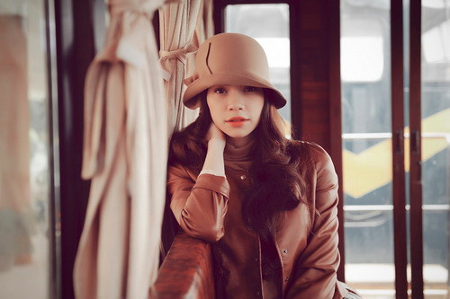 Phong cách thời trang mang nét cổ điển, sang trọng hòa quyện trong không gian âm nhạc lãng mạn đã khiến tác phẩm trở thành một bản tình ca buồn, gợi nhiều cảm xúc…