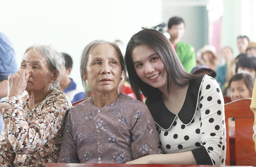 Trong trang phục kín đáo, khuôn mặt có vẻ như không make up, Ngọc Trinh khá thân thiện với mọi người. Cô chia sẻ, mặc dù cuối năm lịch làm việc rất bận rộn nhưng vẫn dành thời gian làm từ thiện. Trong trang phục kín đáo, khuôn mặt có vẻ như không make up, Ngọc Trinh khá thân thiện với mọi người. Cô chia sẻ, mặc dù cuối năm lịch làm việc rất bận rộn nhưng vẫn dành thời gian làm từ thiện.