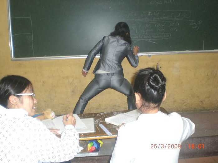 Với các "đứng lớp" như thế này, có lẽ cô giáo đã làm sửng sốt nhiều thế hệ học trò Với các "đứng lớp" như thế này, có lẽ cô giáo đã làm sửng sốt nhiều thế hệ học trò