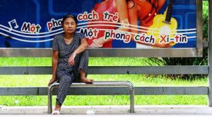 Hình ảnh này không hiếm gặp ở các bến xe bus được gắn biển quảng cáo Hình ảnh này không hiếm gặp ở các bến xe bus được gắn biển quảng cáo