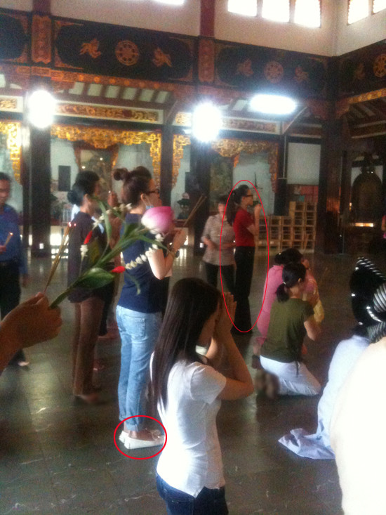 Trong khi tất cả khách đi chùa đều đi chân đất vào dâng hương thì Song Yến tự cho mình được quyền đi giày. Đôi giày cao gót của Yến Trang bị ống quần dài che khuất, nhưng những tiếng lộc cộc phát ra từ đôi chân của cô khiến mọi người xung quanh không khỏi khó chịu. Trong khi đó, Yến Nhi đi kiểu giày lười, nhưng vẫn ngại tháo ra dù cô chắp tay trước cửa Phật Trong khi tất cả khách đi chùa đều đi chân đất vào dâng hương thì Song Yến tự cho mình được quyền đi giày. Đôi giày cao gót của Yến Trang bị ống quần dài che khuất, nhưng những tiếng lộc cộc phát ra từ đôi chân của cô khiến mọi người xung quanh không khỏi khó chịu. Trong khi đó, Yến Nhi đi kiểu giày lười, nhưng vẫn ngại tháo ra dù cô chắp tay trước cửa Phật