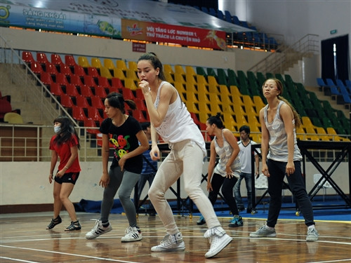 Đây được coi là đêm diễn được chờ đón nhiều nhất trong làng giải trí năm vừa qua. Bởi vì, nó là đêm kỷ niệm 10 năm ca sĩ này tham gia vào làng giải trí, có kinh phí tổ chức lên tới 5 tỷ đồng với sự giúp sức của một ekip sản xuất hùng hậu, chuyên nghiệp.