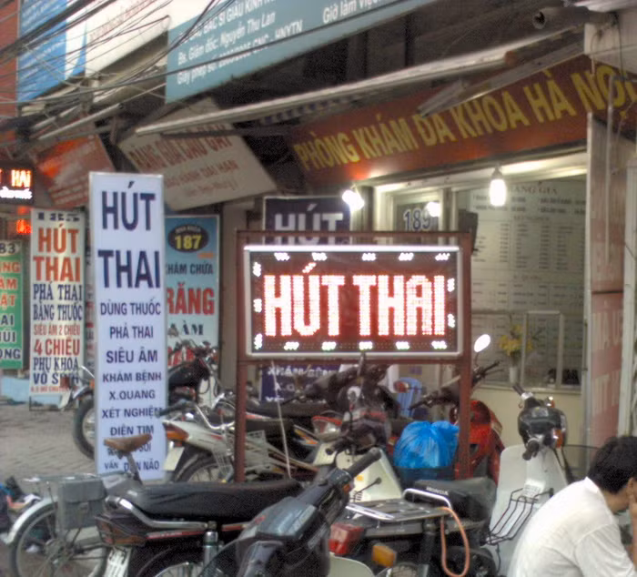 Dịch vụ hút thai được quảng cáo công khai, bắt mắt ngay trên đường phố Dịch vụ hút thai được quảng cáo công khai, bắt mắt ngay trên đường phố