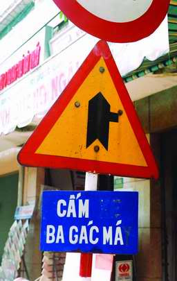 Một trong nhiều kiểu biển chỉ dẫn giao thông có ở Việt Nam Một trong nhiều kiểu biển chỉ dẫn giao thông có ở Việt Nam