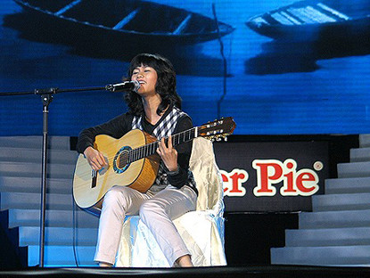 Riêng ca khúc “Chênh vênh” đoạt giải Bài hát Việt có hai bản - một đệm piano và một chơi bằng guitar do Lê Cát Trọng Lý thể hiện. Album còn có 2 ca khúc cùng hơi hướng, giọng điệu như những sáng tác của Lê Cát Trọng Lý là “Lúng ta lúng túng” (Sa Huỳnh) và “Cơn bão nghiêng đêm” (Dương Thụ). Riêng ca khúc “Chênh vênh” đoạt giải Bài hát Việt có hai bản - một đệm piano và một chơi bằng guitar do Lê Cát Trọng Lý thể hiện. Album còn có 2 ca khúc cùng hơi hướng, giọng điệu như những sáng tác của Lê Cát Trọng Lý là “Lúng ta lúng túng” (Sa Huỳnh) và “Cơn bão nghiêng đêm” (Dương Thụ).