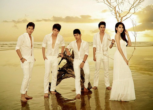 Trong đó, MV Nếu mai rời xa được dàn dựng công phu bằng chất lượng hình ảnh HD, Thủy Tiên mỏng manh, trong sáng trong bộ đầm trắng tinh khôi; kết hợp với tiết tấu chậm, nhẹ nhàng thủ thỉ trong từng giai điệu… ca khúc liên tục giữ vị trí cao trong các bảng xếp hạng âm nhạc trong nước.