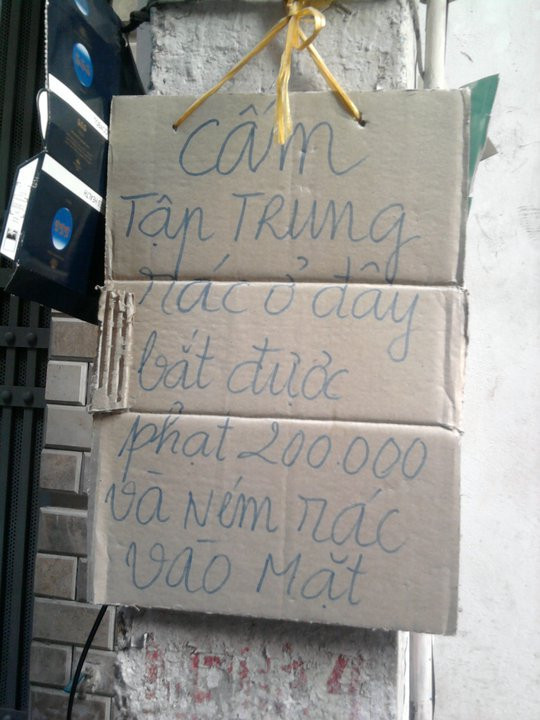 Biển báo mang tính cảnh báo, nhưng đầy tính đe dọa Biển báo mang tính cảnh báo, nhưng đầy tính đe dọa