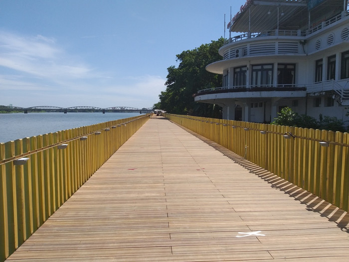 Con đường gỗ lim “siêu sang” với giá trị hơn 5 tỷ đồng nằm ngay sát sông Hương. Con đường gỗ lim “siêu sang” với giá trị hơn 5 tỷ đồng nằm ngay sát sông Hương.