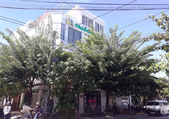 Trường mầm non Chú Ếch Con bị treo biển "bán nhà" khiến hàng trăm học sinh, giáo viên bơ vơ. Ảnh: TT