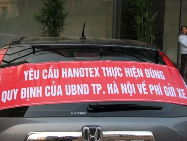 Cư dân dán băng rôn để phản đối chủ đầu tư về mức phí cao