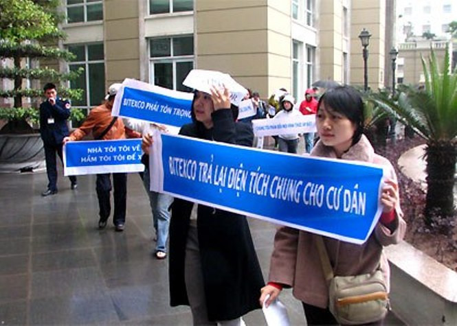 The Manor trải qua ít nhất 2 lần căng thẳng về phí dịch vụ, kể từ khi đi vào hoạt động năm 2007