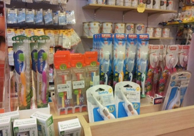 Bàn chải đánh răng quảng cáo làm với nano bạc được trưng bày một góc riêng tại một cửa hàng trên đường Lê Hồng Phong (Q.10) Bàn chải đánh răng quảng cáo làm với nano bạc được trưng bày một góc riêng tại một cửa hàng trên đường Lê Hồng Phong (Q.10)