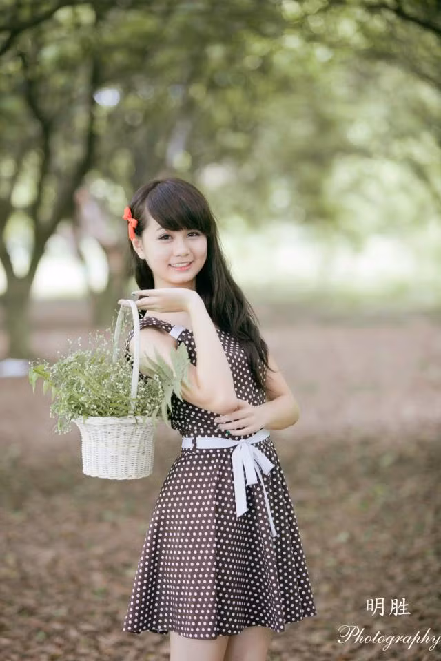 Váy chấm bi với chiếc đai thắt vòng eo tôn vóc dáng nhỏ nhắn. Phong cách này khá phù hợp khi đi dạo phố, picnic hay những buổi chụp ảnh dã ngoại. Xem thêm: "Thiên sứ 9X": Đẹp xinh như Lục Y Bình trong "Tân dòng sông ly biệt"