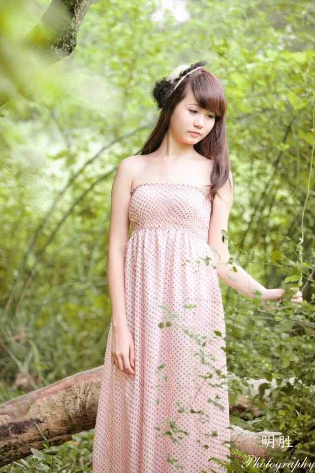 Một chút điệu đà cho mái tóc với chiếc mũ cài đầu, trông cô nàng như một tiểu thư đài các. Xem thêm: "Thiên sứ 9X": Đẹp xinh như Lục Y Bình trong "Tân dòng sông ly biệt"