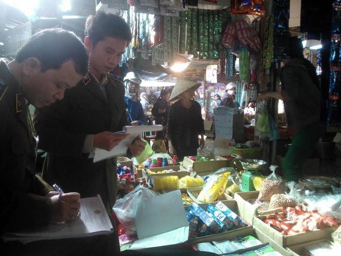 Lực lượng chức năng kiểm tra an toàn vệ sinh thực phẩm và hàng giả, hàng nhái. Lực lượng chức năng kiểm tra an toàn vệ sinh thực phẩm và hàng giả, hàng nhái.