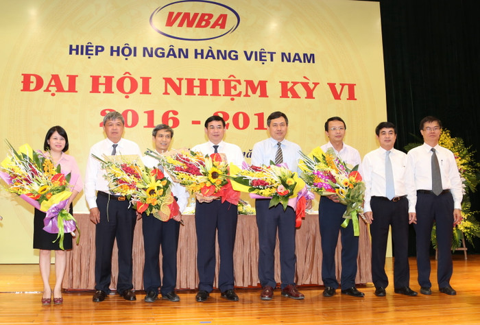 Tân Chủ tịch Hội đồng VNBA Phan Đức Tú (thứ tư từ trái sang) và các thành viên Hội đồng ra mắt Đại hội. Tân Chủ tịch Hội đồng VNBA Phan Đức Tú (thứ tư từ trái sang) và các thành viên Hội đồng ra mắt Đại hội.