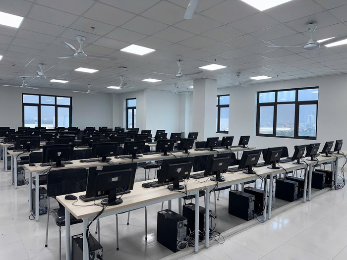 Một phòng máy tại Viện Lãnh đạo, Quản trị và Quản lý Việt Nam. Ảnh: Viện VLGM cung cấp Phòng máy.jpg