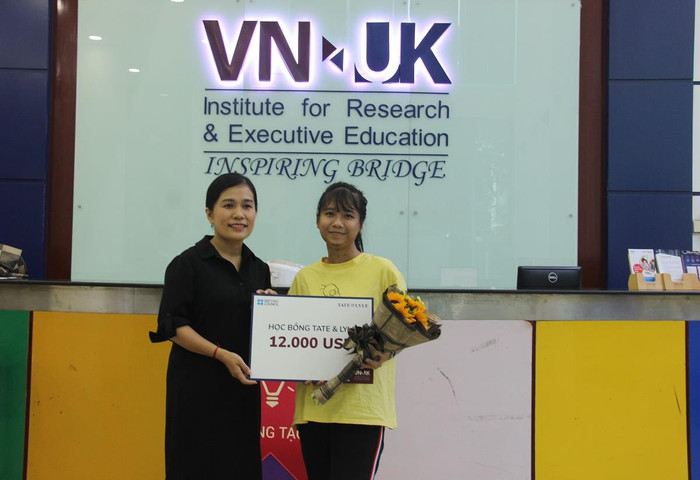 Tiến sĩ Nguyễn Thị Mỹ Hương - Phó Viện trưởng phụ trách Viện Nghiên cứu và Đào tạo Việt – Anh trao học bổng cho Linh. Ảnh: TT Tiến sĩ Nguyễn Thị Mỹ Hương - Phó Viện trưởng phụ trách Viện Nghiên cứu và Đào tạo Việt – Anh trao học bổng cho Linh. Ảnh: TT