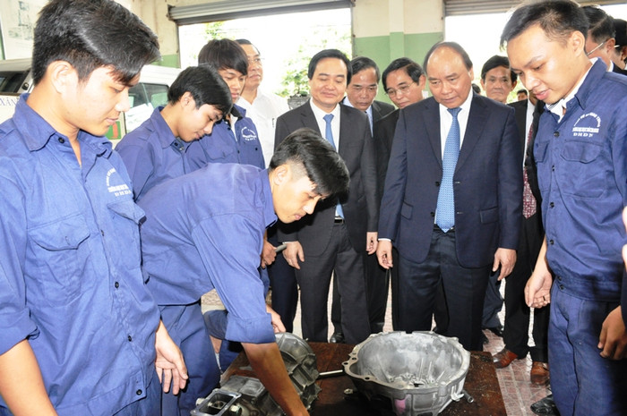 Trong điều kiện kinh tế thị trường, sự chọn lựa nghề nghiệp cũng phụ thuộc vào hiệu quả nghề đó mang lại. (Trong ảnh: Thủ tướng đến thăm một sản phẩm cơ khí do sinh viên chế tạo). ảnh: Tấn Tài. Trong điều kiện kinh tế thị trường, sự chọn lựa nghề nghiệp cũng phụ thuộc vào hiệu quả nghề đó mang lại. (Trong ảnh: Thủ tướng đến thăm một sản phẩm cơ khí do sinh viên chế tạo). ảnh: Tấn Tài.