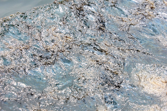 Nhiều vết dầu loang ở vùng biển Quảng Ngãi Nhiều vết dầu loang ở vùng biển Quảng Ngãi