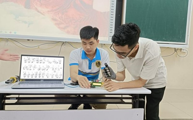 Sinh viên Bộ môn Kỹ thuật điện tử trong buổi báo cáo dự án. Picture3.jpg