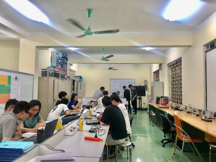 Sinh viên Bộ môn Kỹ thuật điện tử trong phòng thí nghiệm (Ảnh: NTCC). a8dce4067b85dedb8794.jpg