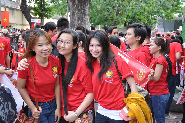 Hot girl Việt có mặt bên ngoài sân khấu Lan Anh từ rất sớm để chờ đón thần tượng. Hot girl Việt có mặt bên ngoài sân khấu Lan Anh từ rất sớm để chờ đón thần tượng.