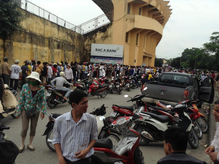 Khu vực đường Đào Tấn đã tắc nghẽn nghiêm trọng trong chiều 27/4.