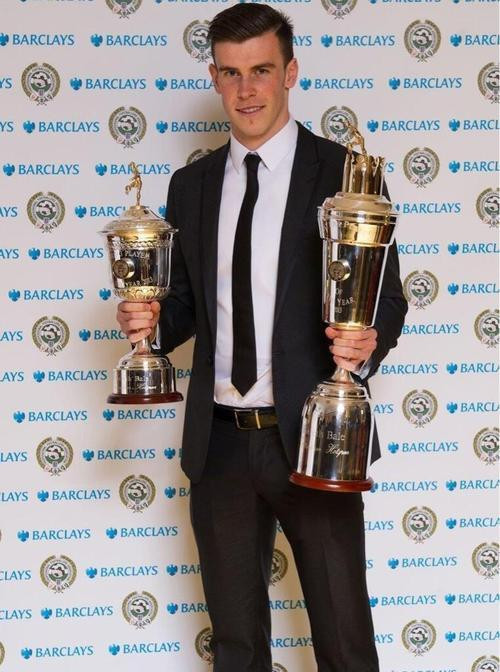 Tiền vệ người xứ Wales đã vượt qua những đối thủ nặng ký nhất như Van Persie và Luis Suarez để giành giải thưởng Cầu thủ xuất sắc nhất năm của PFA (Hiệp hội cầu thủ chuyên nghiệp Anh). Ở hạng mục bầu chọn Cầu thủ trẻ xuất sắc nhất năm, Bale cũng gần như không có đối thủ khi đứng cạnh những Christian Benteke, Danny Welbeck, Jack Wilshere, Romelu Lukaku và Eden Hazard.