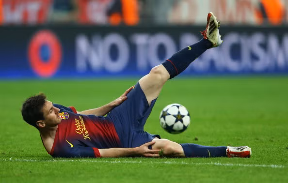 Trong khi Messi bị bắt chết hoàn toàn và Barca bế tắc không có phương án tấn công nào dù sở hữu tỉ lệ cầm bóng vượt trội như thường lệ...