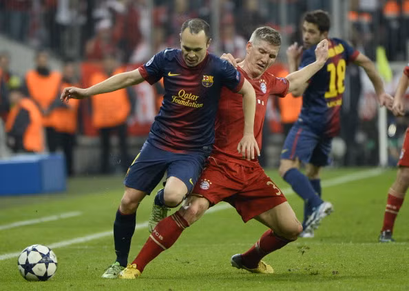 Những Iniesta và Xavi không biết chuyền bóng cho ai.