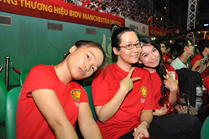 Bên trong sân khấu Lan Anh không còn một chỗ trống. Bên trong sân khấu Lan Anh không còn một chỗ trống.