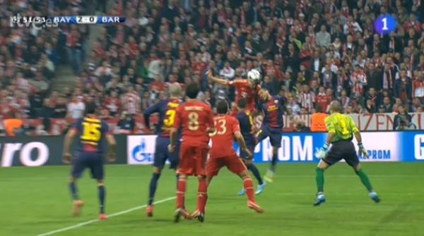 Rõ ràng Gomez đã đứng dưới hàng phòng ngự Barca.