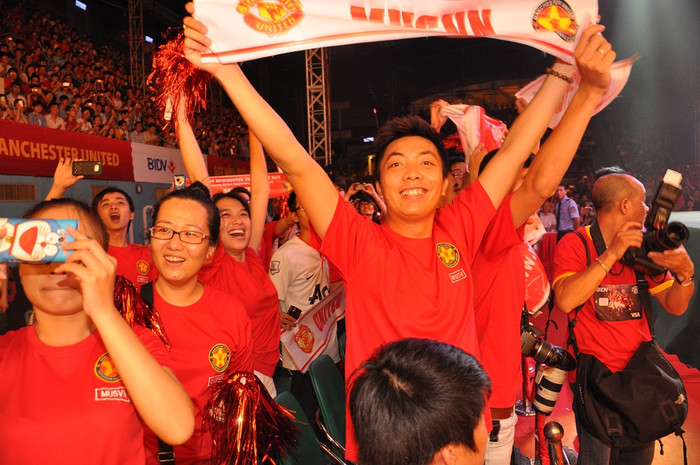 Vỡ òa khi thần tượng xuất hiện trên sân khấu. Vỡ òa khi thần tượng xuất hiện trên sân khấu.