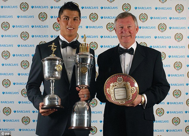 Năm 2007, Ronaldo cũng từng giành cú đúp danh hiệu Cầu thủ xuất sắc nhất năm và Cầu thủ trẻ xuất sắc nhất năm của PFA khi chơi bóng trong màu áo M.U.