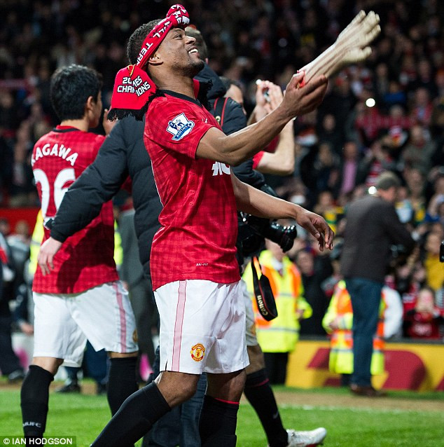 Sở dĩ Evra làm vậy bởi Suarez chính là 'kẻ thù' của hậu vệ người Pháp sau những lùm xùm từ vụ phân biệt chủng tộc. Sở dĩ Evra làm vậy bởi Suarez chính là 'kẻ thù' của hậu vệ người Pháp sau những lùm xùm từ vụ phân biệt chủng tộc.