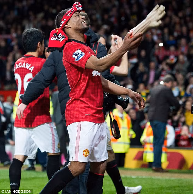 Sở dĩ Evra làm vậy bởi Suarez chính là 'kẻ thù' của hậu vệ người Pháp sau những lùm xùm từ vụ phân biệt chủng tộc.