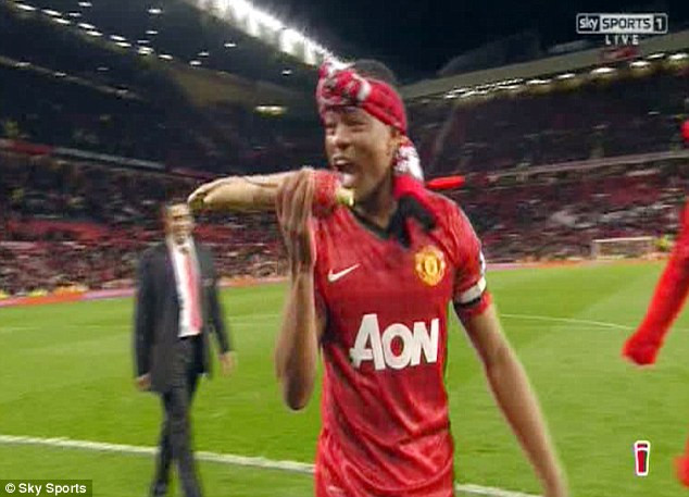 Evra liền chế giễu hành động cắn tay Ivanovic của Luis Suarez... Evra liền chế giễu hành động cắn tay Ivanovic của Luis Suarez...