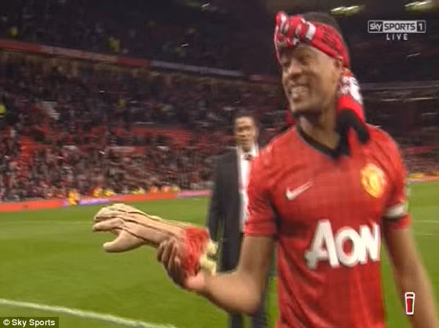 Hành động khoét sâu vào nỗi đau của người hâm mộ Liverpool khi Suarez vừa bị FA cấm thi đấu 3 trận với hành động "cẩu xực" của mình.