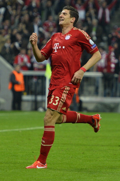 Và vẫn từ tình huống bóng bổng. Và vẫn từ tình huống bóng bổng.