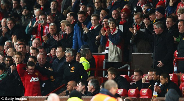 Nhưng không biết vô tình hay cố ý mà Rooney 'bơ' Sir Alex... Nhưng không biết vô tình hay cố ý mà Rooney 'bơ' Sir Alex...