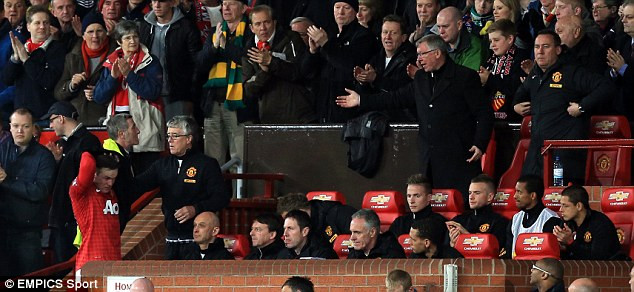 Sir Alex đã đứng dậy và có nhã ý bắt tay Rooney... Sir Alex đã đứng dậy và có nhã ý bắt tay Rooney...