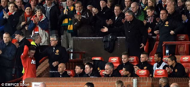 Sir Alex đã đứng dậy và có nhã ý bắt tay Rooney...