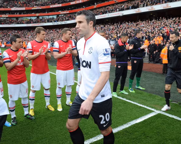 Mọi con mắt đổ dồn vào cựu đội trưởng Pháo thủ.