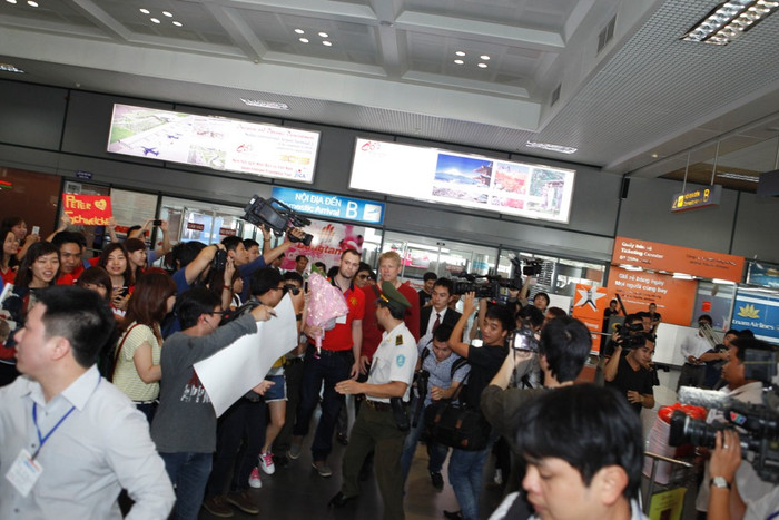 Trong chương trình giao lưu, ngoài việc trò chuyện, sẽ có một số hoạt động rất hấp dẫn. Cụ thể, ban tổ chức quyết định đấu giá bộ quà tặng gồm một áo đấu Man Utd có chữ ký của 11 cầu thủ Quỷ Đỏ, quả bóng có chữ ký của 11 cầu thủ Man Utd, đôi găng tay có chữ ký của Peter Schmeichel và đôi giày có chữ ký của Rio Ferdinand.